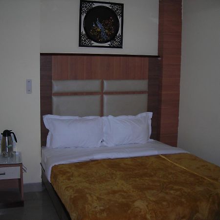 Hotel Dolphin Rāipur Екстериор снимка