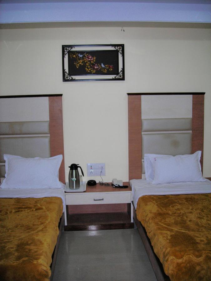 Hotel Dolphin Rāipur Екстериор снимка