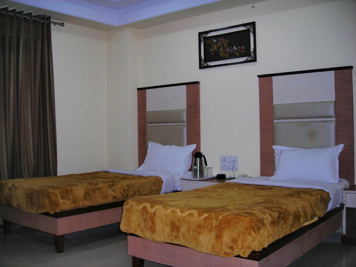Hotel Dolphin Rāipur Екстериор снимка