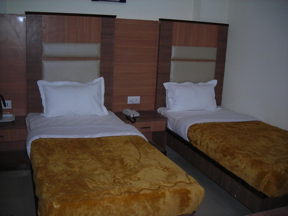Hotel Dolphin Rāipur Екстериор снимка