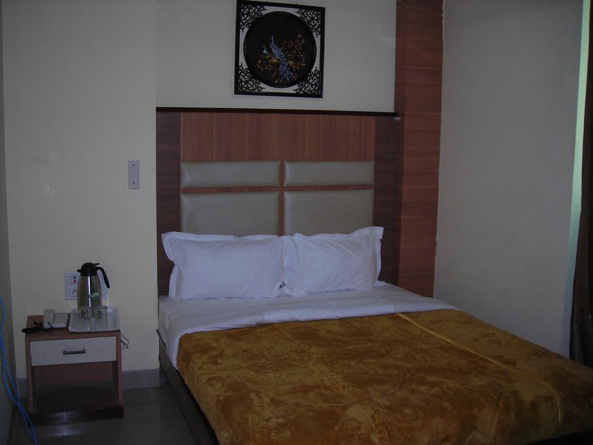 Hotel Dolphin Rāipur Екстериор снимка