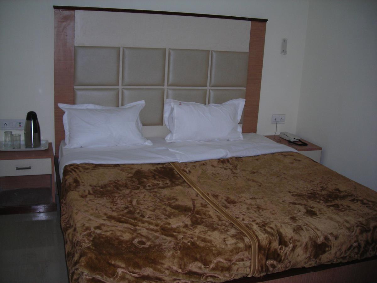 Hotel Dolphin Rāipur Екстериор снимка