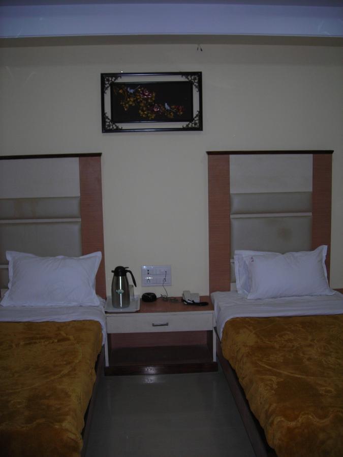 Hotel Dolphin Rāipur Екстериор снимка